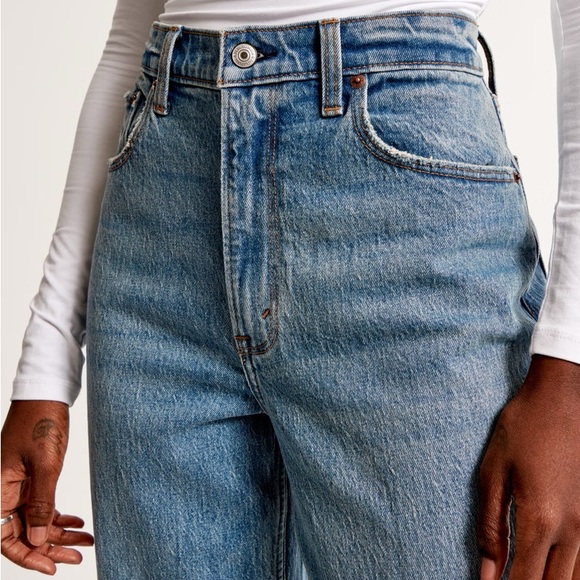 ❌SOLD❌ Abercrombie & Fitch | 90s Straight Ultra High Rise (Short) - Picture 2 of 5